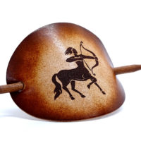 Vickys World Leder Haarspange - OX Antique - Schütze – Bild 3