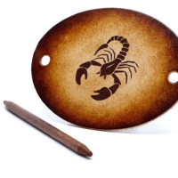 Vickys World Leder Haarspange - OX Antique - Sternzeichen Skorpion
