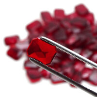 Schmuckstein - Cabochon Achteck facettiert - 12x16 mm - Rot - Rubinfarben