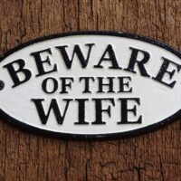 Warnschild - Beware of the Wife - Gusseisen Antik & Used Look